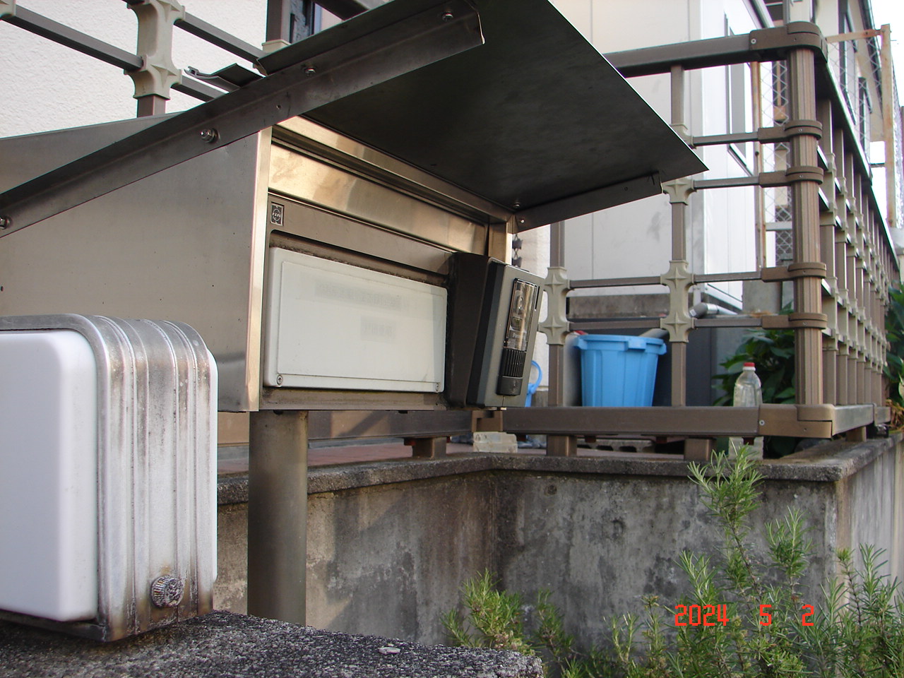 郵便ポストに庇をつける